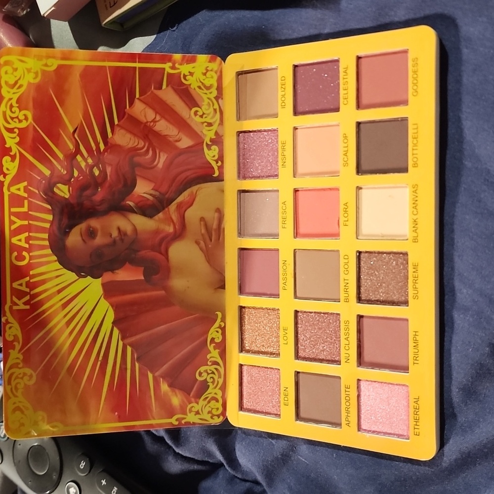 Eyeshadow palate of 18 colors